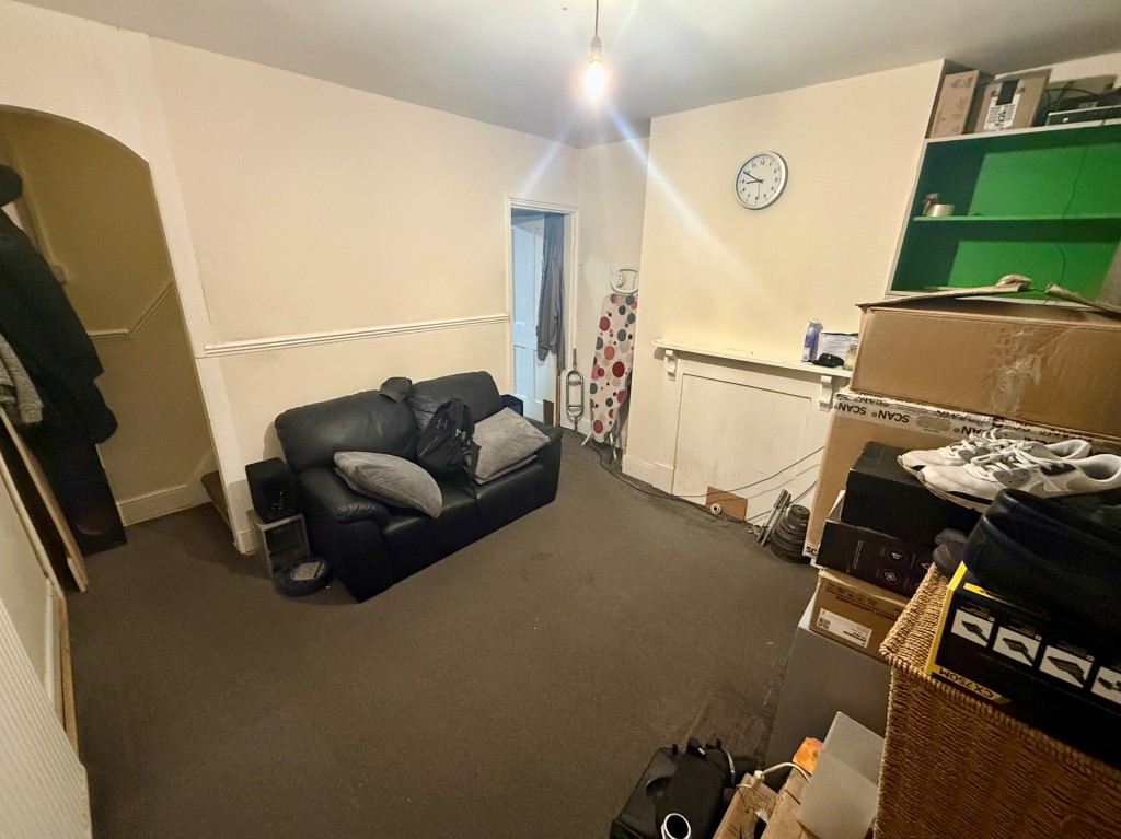 Lot: 99 - TOWN CENTRE PAIR OF FLATS - Maisonette - Living room